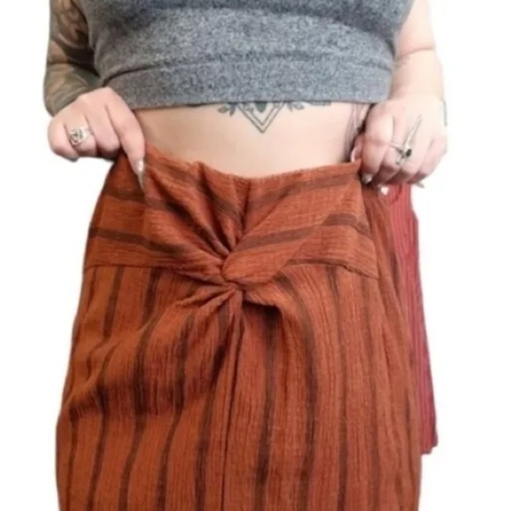 Textured Rust Knot-Detailed Skirt - Picture 4 of 5